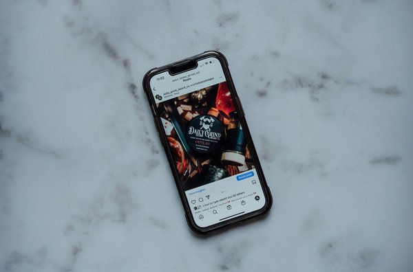 Comment utiliser un smartphone pour surveiller la consommation énergétique de votre maison avec des applications IoT?